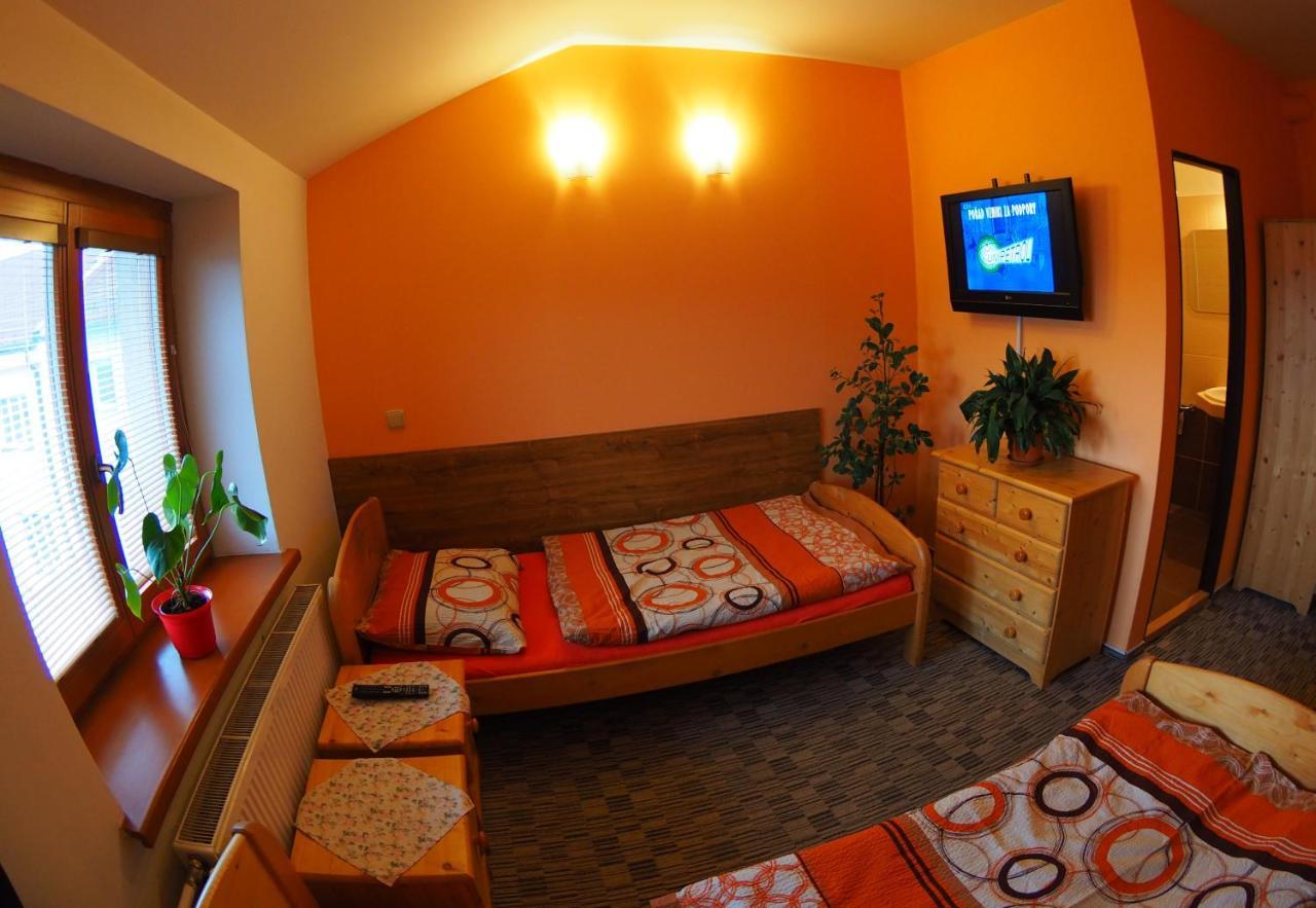 Hotel Britannia Всетін Екстер'єр фото